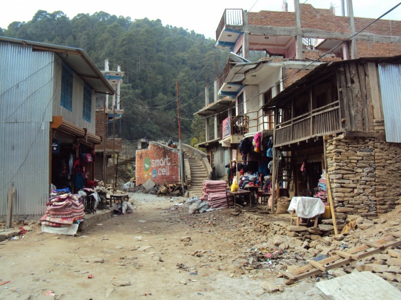 Singati utcakép egy évvel a katasztrófa után. A faluban 156 halálos áldozata volt a több hullámban érkező földrengésnek.